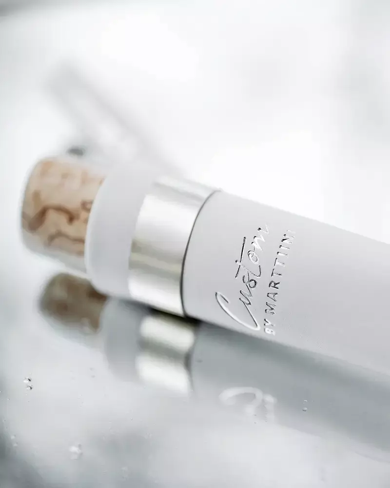 Nahaufnahme eines Marttiini Custom Messers mit hellem Griff und Gravur „Custom by Marttiini“.