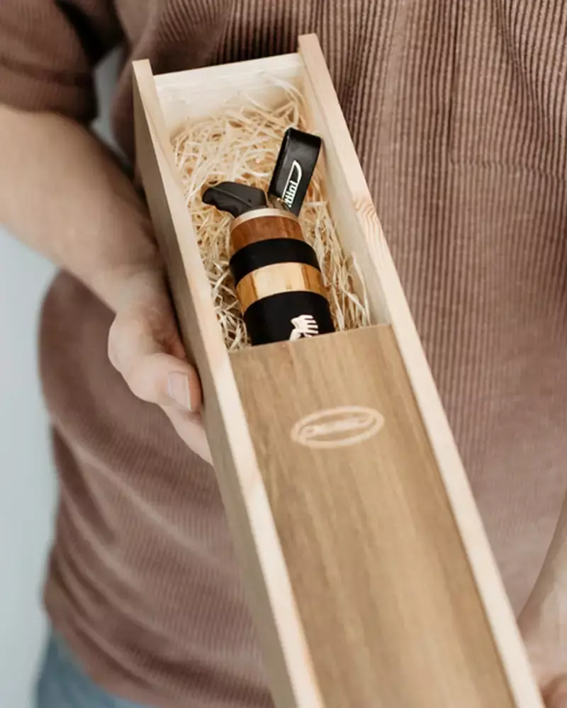 Marttiini Messer in einer Holz-Geschenkbox mit Strohfüllung, präsentiert als Firmenpräsent.