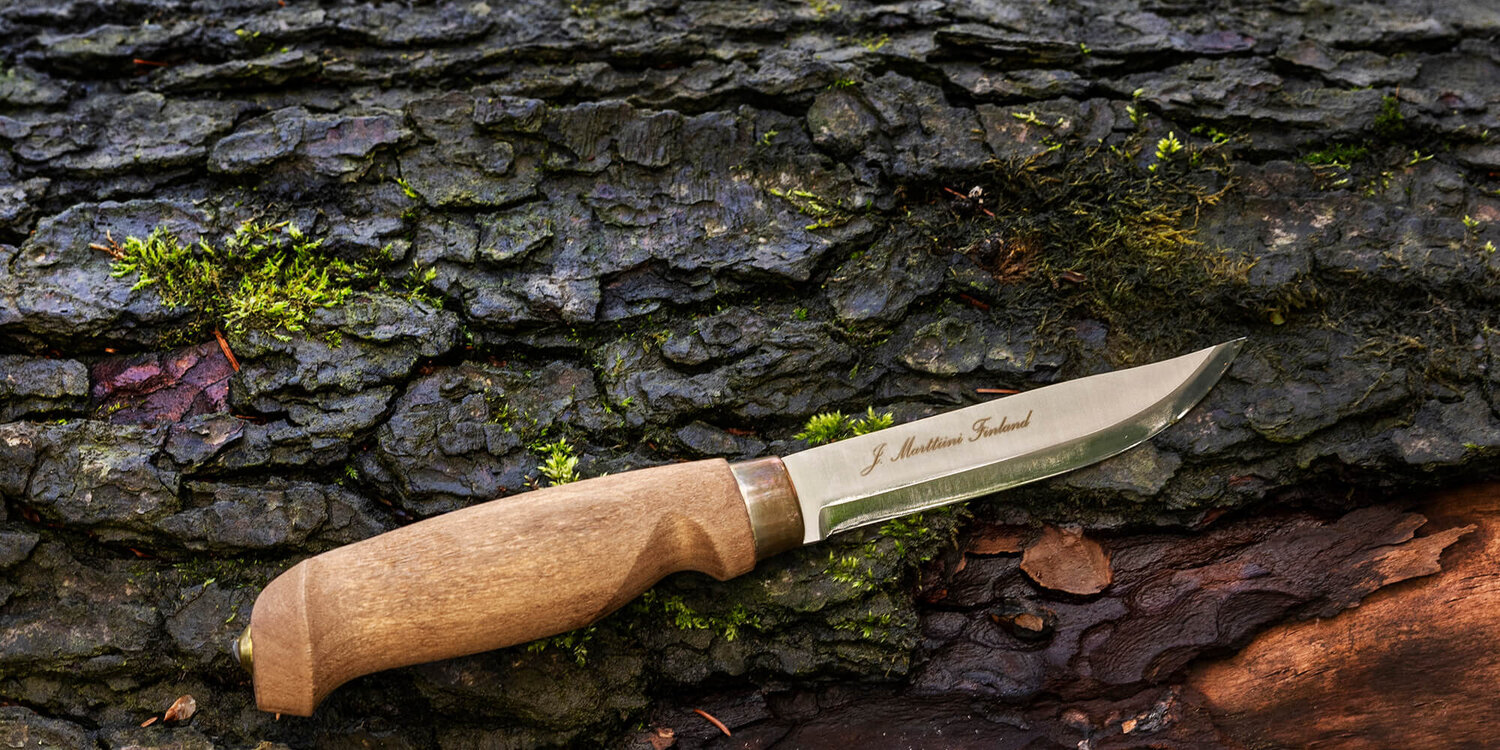 Järkänvuolu puunrungon päällä